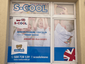 Tak wygląda witryna S-COOL w Oleśnie, gdzie dzieci mogą uczyć się metodą Teddy Eddie.