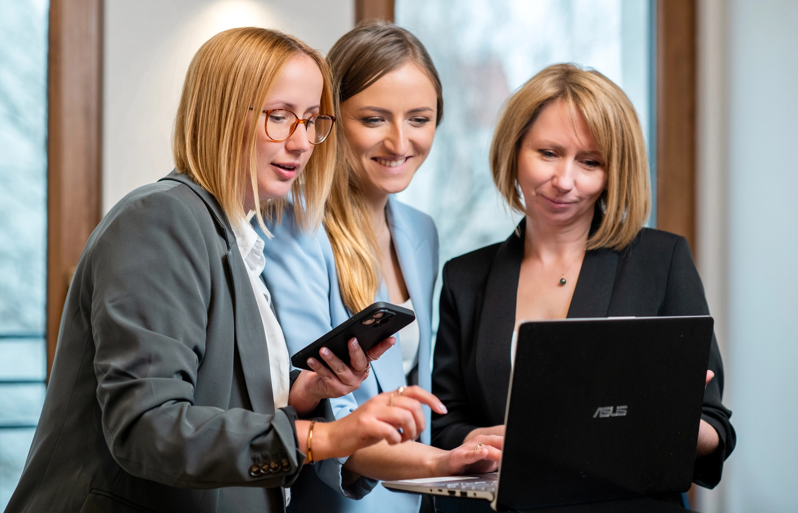 zespół rozmawiający o błędach popełnianych przez właścicieli szkół językowych